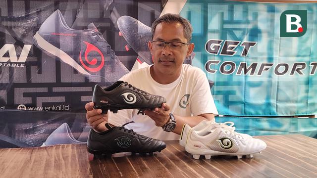 Pelatih Persebaya Surabaya, Aji Santoso menunjukkan sepatu bola kesayangannya