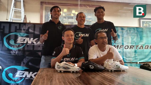 Pelatih Persebaya Surabaya, Aji Santoso menunjukkan sepatu bola kesayangannya. 