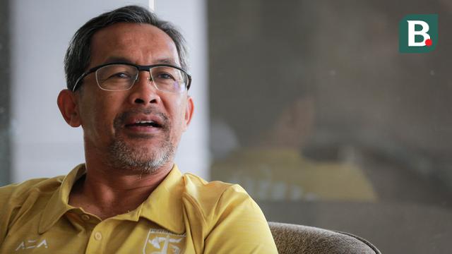 Pelatih kepala Persebaya Surabaya, Aji Santoso saat memberikan keterangan kepada wartawan di Apartemen Puncak Marina Tower 2