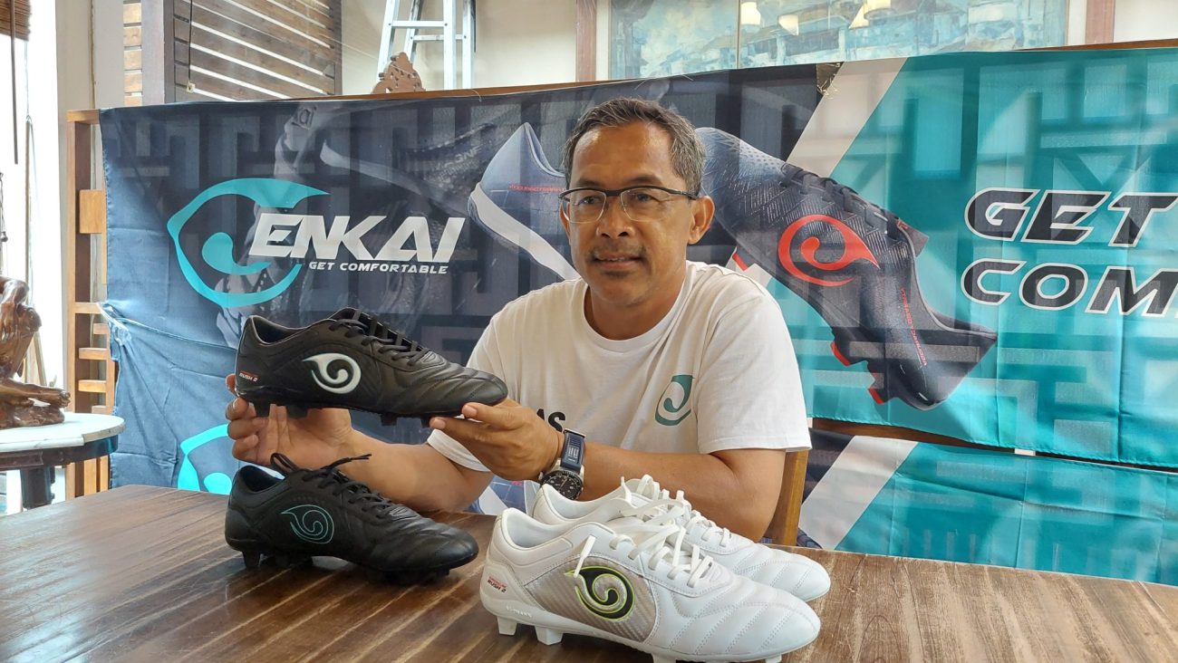 Enkai produk sepatu bola lokal yang menggaet dua pemain sepak bola profesional dan dua legend pelatih Indonesia.