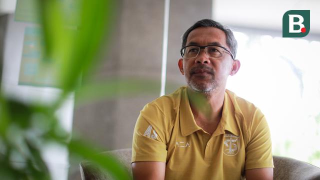 Pelatih kepala Persebaya Surabaya, Aji Santoso saat memberikan keterangan kepada wartawan di Apartemen Puncak Marina Tower 2