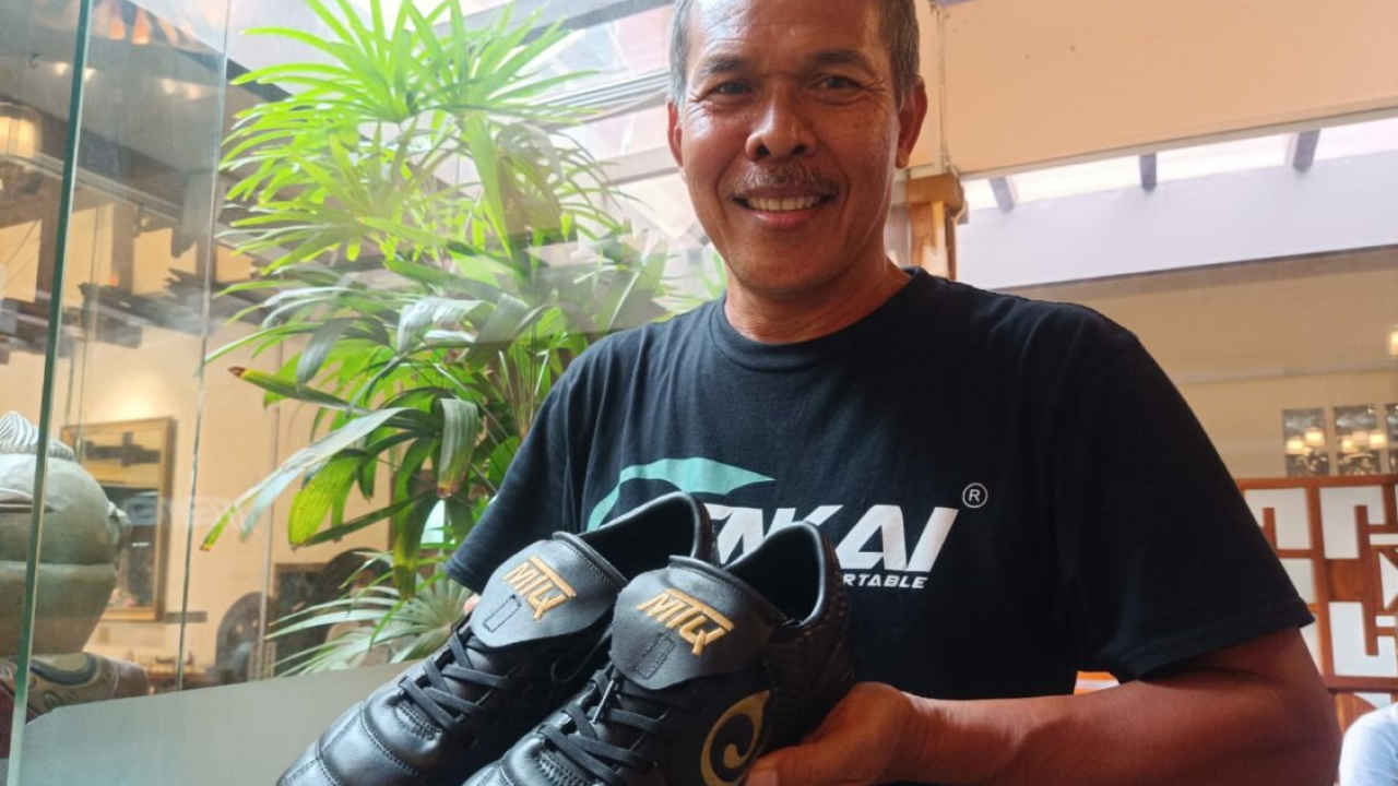 Mustaqim menunjukkan model sepatu signature-nya.
